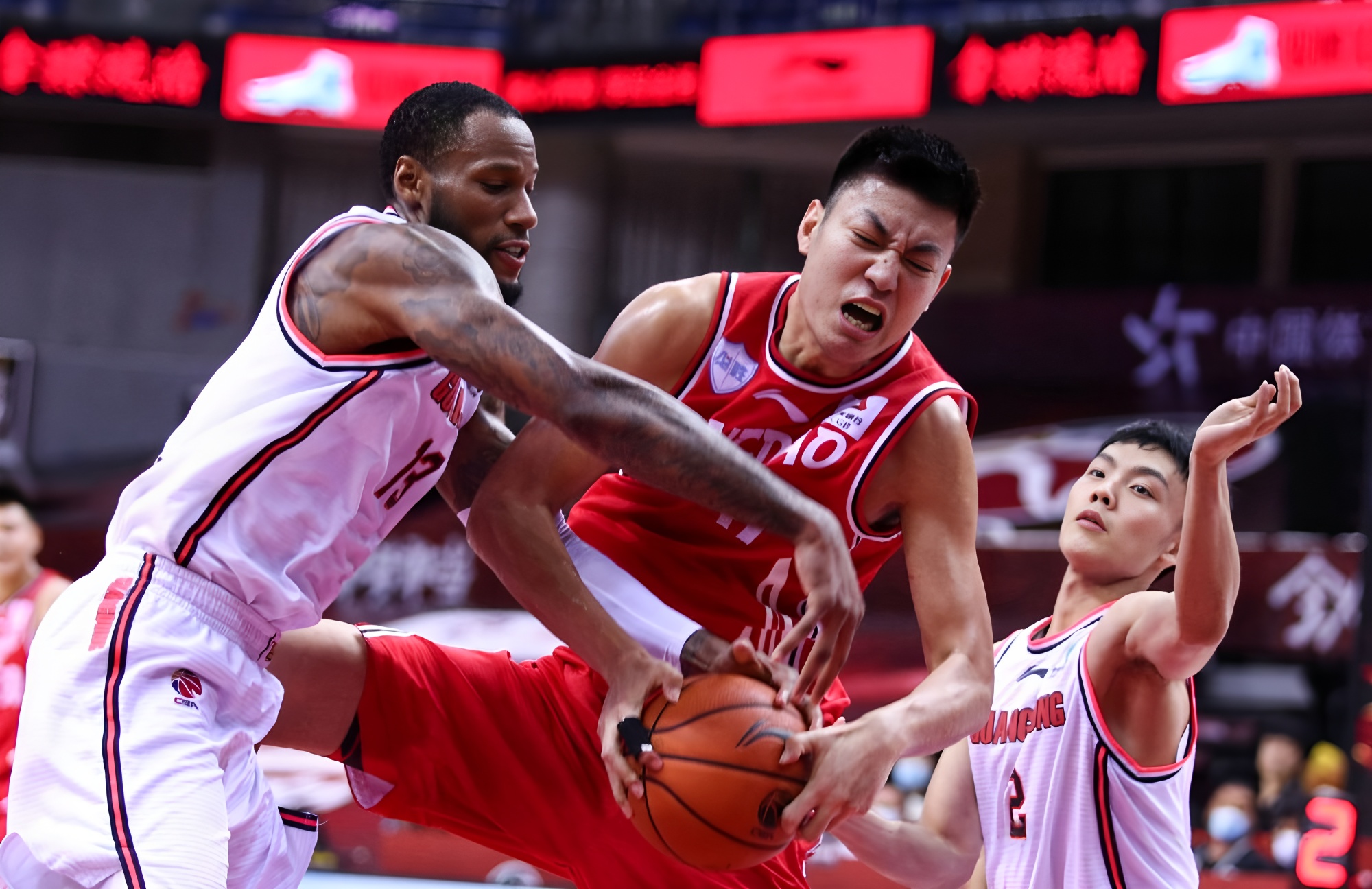 Yabo Sports-关于西汉姆今夜豪取连胜今晨上海海港备战CBA季后赛，上海申花临场应变备战CBA季后赛看傻球迷的信息-Yabo Sports